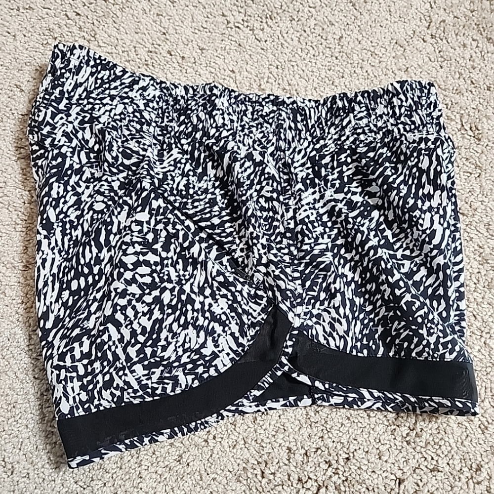 Athleta Printed Mesh Racer Run 4" Shorts in Black Gray Speckle Size Medium  Mesh - Picture 5 of 8